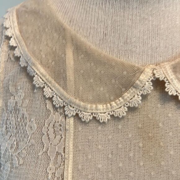 Delicate lace sleeveless, with collar top. It’s oh so feminine and dainty. - Picture 7 of 7